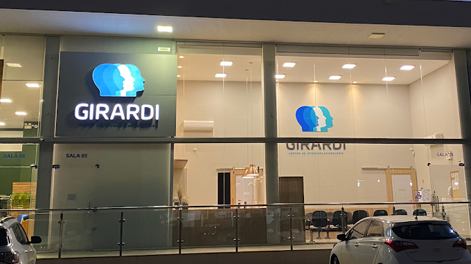 Fachada da Clínica Girardi — consultório do Dr. André Meneguetti em Maringá/PR